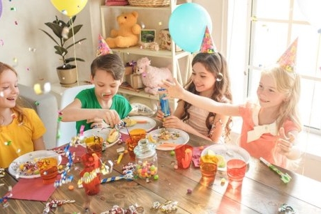 Cum organizezi o petrecere aniversară pentru copilul tău în 2024? „Trebuie să invit toată clasa?”