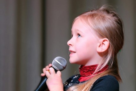 De ce să înscrii copilul la un curs de public speaking? Iată cum îl ajută în viață