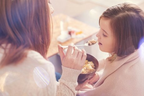 Ce trebuie să mănânce copilul când este bolnav, conform pediatrilor?