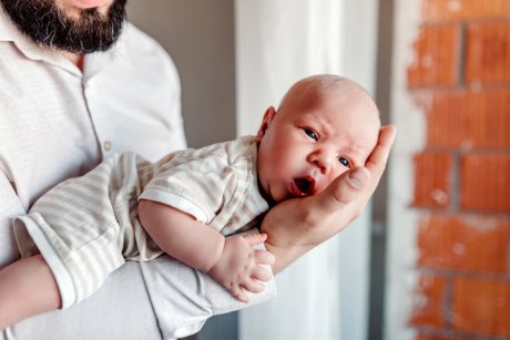 De ce oftează bebelușii în somn: 7 cauze posibile