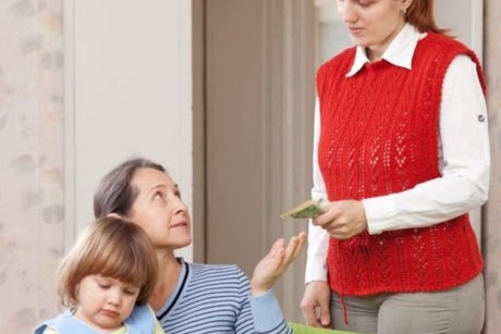DA sau NU - este în regulă să plătești un membru al familiei pentru a sta cu copilul tău?