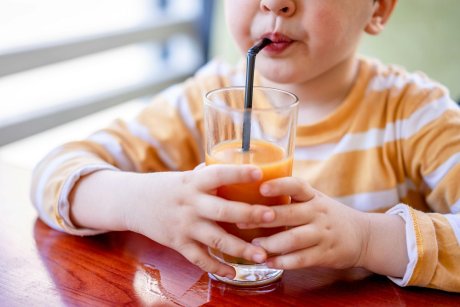 Sucurile de fructe NU sunt recomandate copiilor. Consumate zilnic, produc obezitate, conform specialiștilor