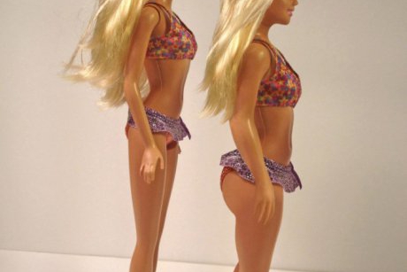Iata cum arata o papusa Barbie cu proportii normale! Tu pe care i-ai cumpara-o copilului?