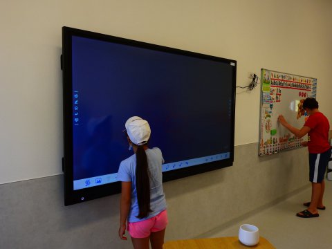 În clase există table interactive şi un sistem de proiecţie ultramodern
