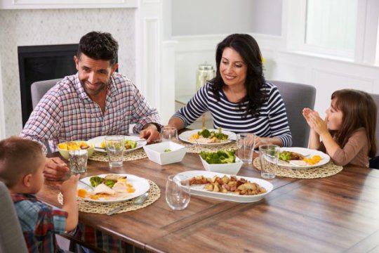 6.	Mănâncă cina în familie
