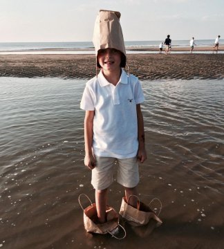 „Nu a vrut să-și ude pantofii, așa că și-a pus pungi de hârtie în picioare ca să intre în ocean”."