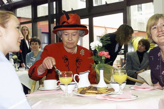 Metoda inedită prin care Regina Elisabeta mănâncă o banană, ca să nu arate "ca o maimuță"