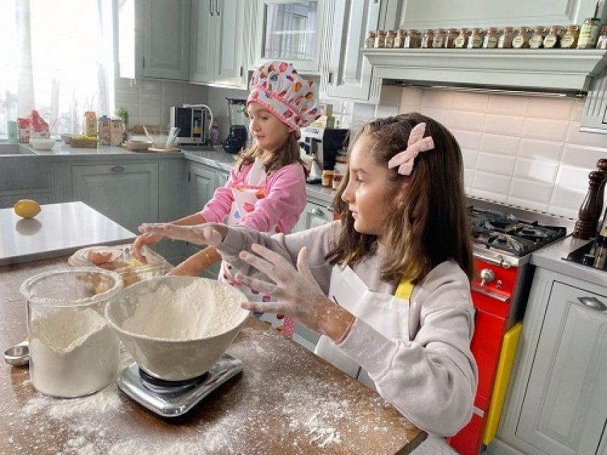 Fiicele lor obișnuiesc să petreacă timp și în bucătărie