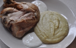 Pui la rotisor cu piure de legume
