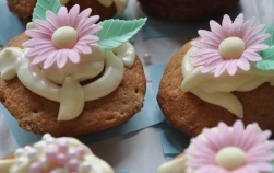 Dulce de Revelion: Briose cu morcovi si glazura cu crema de branza dulce 