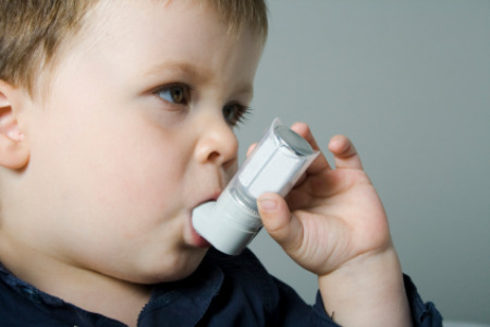  astmul la copii- copil astmatic cu aparat de respirat special
