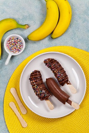 Banane proaspete si banane pe bat, in ciocolata