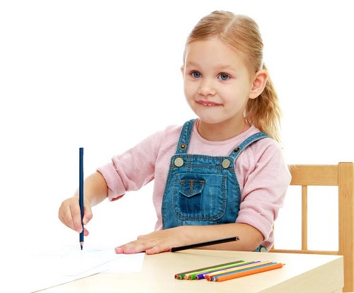 Fetita care deseneaza 