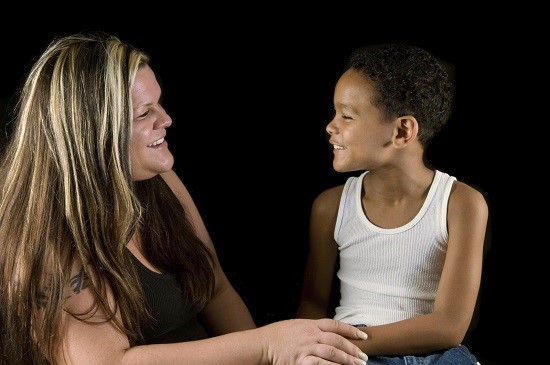 Sfat de la specialistii in psihologia copilului adoptat: copilul trebuie lasat sa-si exprime sentimentele legate de adoptie