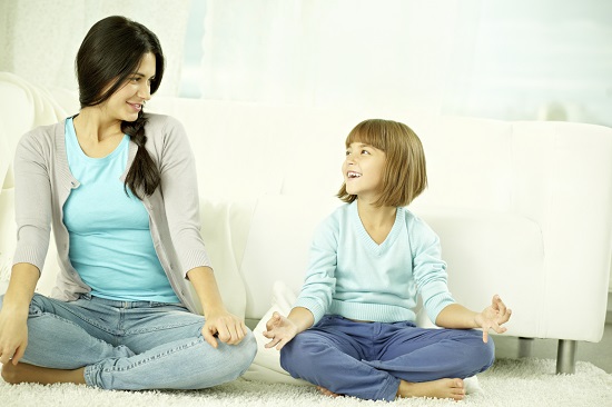 Mama si copilul bolnav exerseaza cateva tehnici de relaxare De mare ajutor pentru copilul bolnav: practicarea unor tehnici de relaxare