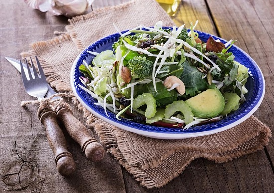 Salata cu avocado, broccoli, varza, nuci