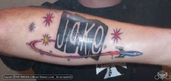 Tatuaj cu numele copilului scris printre stele