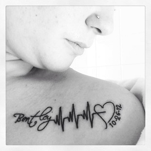 Tatuaj cu cardiograma pentru mamici 