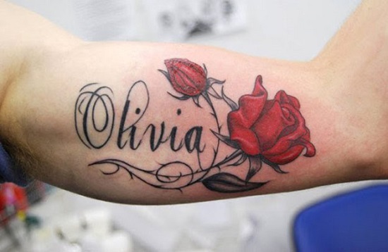 Tatuaj cu numele copilului si cu trandafiri