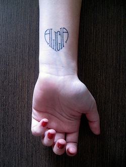 Tatuaj cu numele copilului scris sub forma de inima