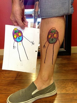 Tatuaj cu un omulet colorat
