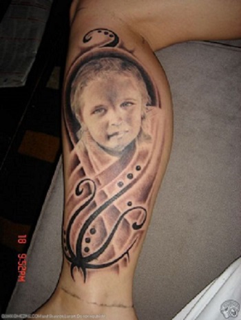 Tatuaj cu portretul copilului pe gamba mamei