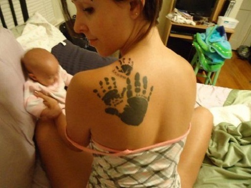 Tatuaj cu palmute de copil pe spatele mamei