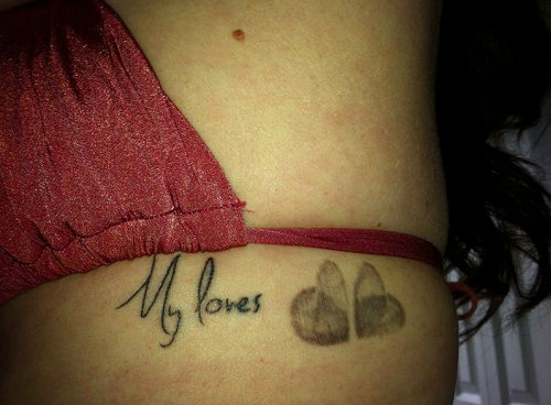Tatuaj mama cu inimioare sub forma de amprente