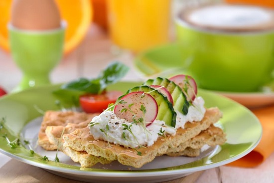 Meniu din cea de-a doua zi a dietei militare Biscuiti aperitiv cu crema de branza dulce