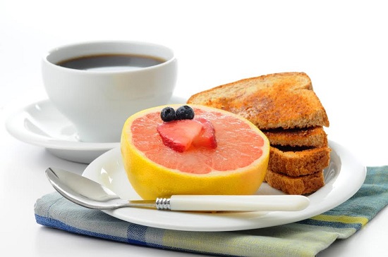 Meniu de la micul dejun din prima zi a dietei militare Cafea, paine prajita, grapefruit