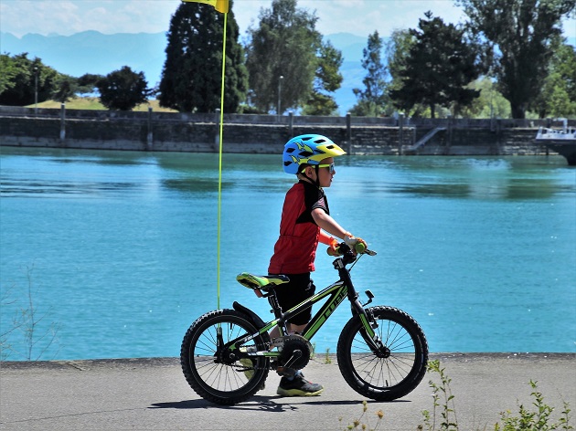baiat bicicleta baiat bicicleta