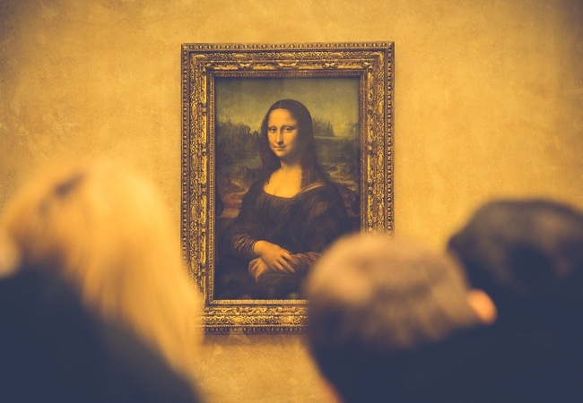 oameni-ce-fotografiaza-un-tablou-cu-Mona-Lisa