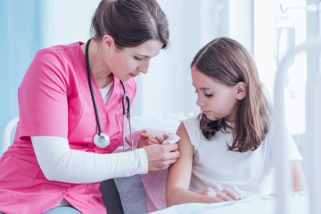 asistenta-care-ii-face-vaccin-unei-adolescente