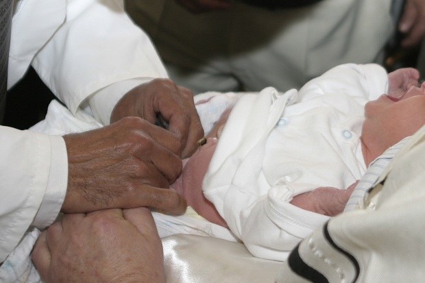bebelus-pregatit-pentru-realizarea-circumciziei