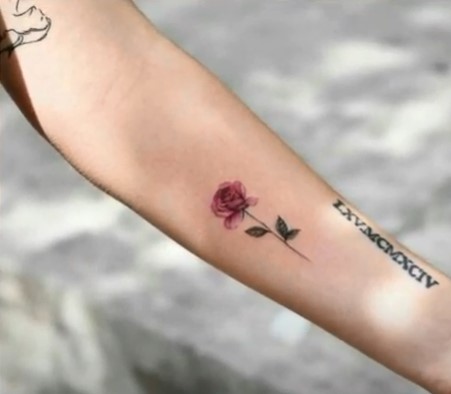 trandafir-rosu-tatuat-pe-bratul-unei-femei