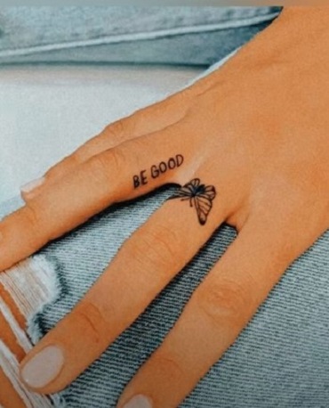 tatuaj-fluturas-si-mesaj-pe-degetul-unei-femei