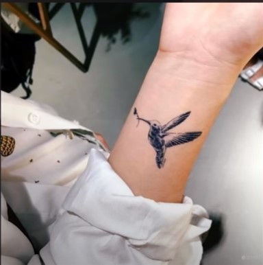 tatuaj-cu-o-pasare-colibri-pe-mana-unei-femei