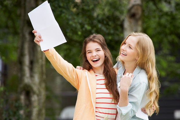 doua-adolescente-fericite-de-rezultatul-unui-test-sau-al-unui-examen