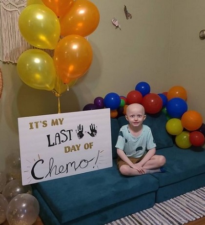 baietel-bolnav-de-cancer-avand-baloane-si-bucurandu-se-ca-era-pentru-el-ultima-zi-de-chimioterapie