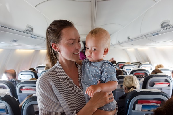 mama ce calatoreste cu avionul cu bebelusul ei