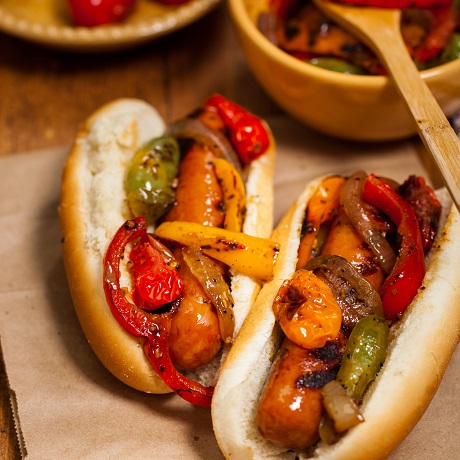 sandvisuri hot-dog cu carnati, ceapa si ardei gras colorat