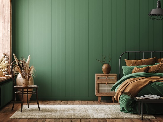 dormitor cu peretii verzi si cu decoratiuni in nuante de maro si bej 