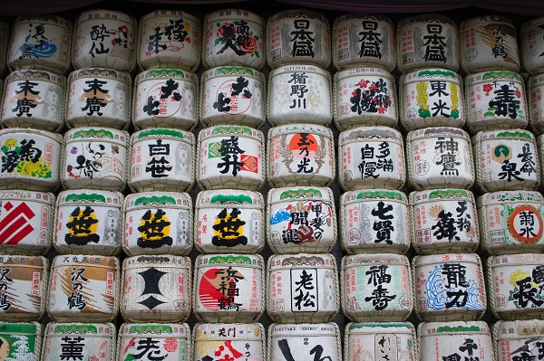 vechi recipiente in care se pastra bautura traditionala japoneza, sake