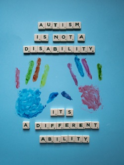 panou care atrage atentia asupra autismului