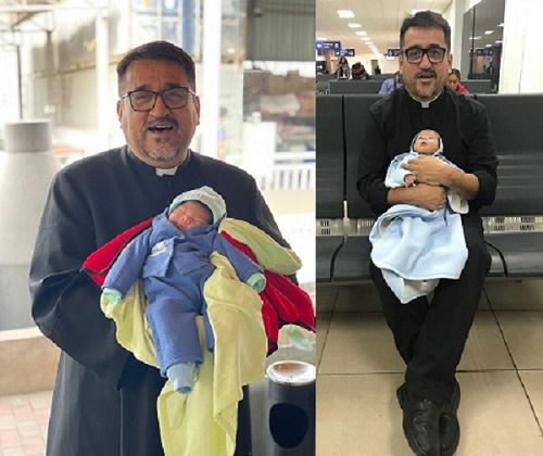 preotul Omar Sanchez fericit alaturi de bebelusul pe care l-a luat in grija