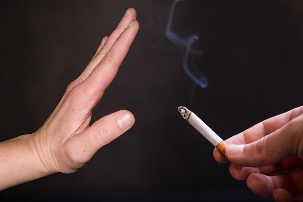 concept renuntare la fumat, femeie ce refuza o tigara din partea unui barbat