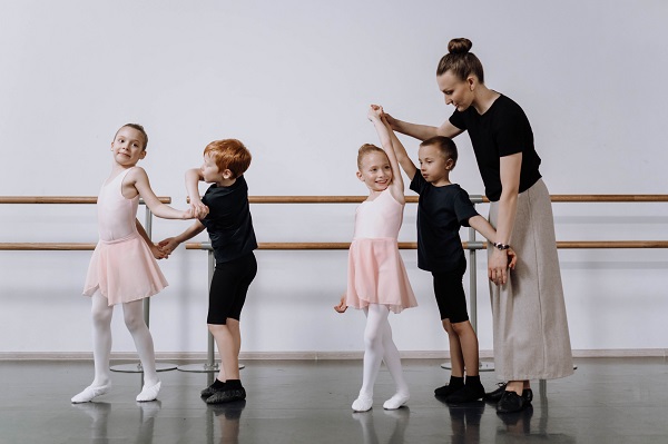 copii care iau lectii de balet