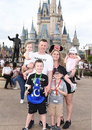 parinti fericiti alaturi de cei 4 copii ai lor la Disneyland