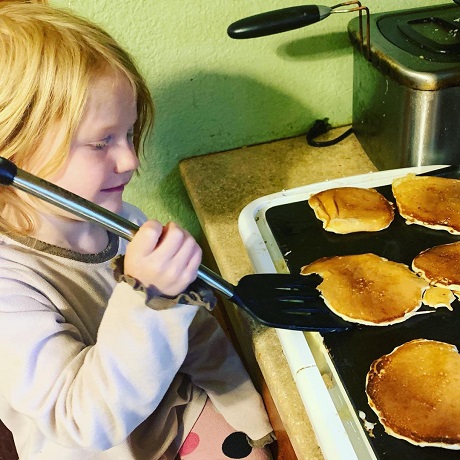 copil care incearca sa prepare clatite tip pancakes