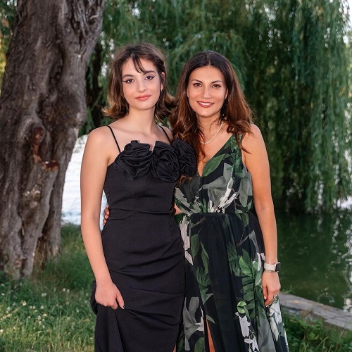 actrita Ioana Ginghina alaturi de fiica ei Ruxandra, imbracata intr-o rochie neagra de petrecere